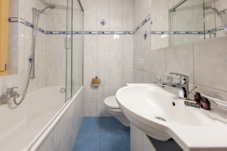 ferienwohnung wagner iseltwald badezimmer mit badewanne.webp