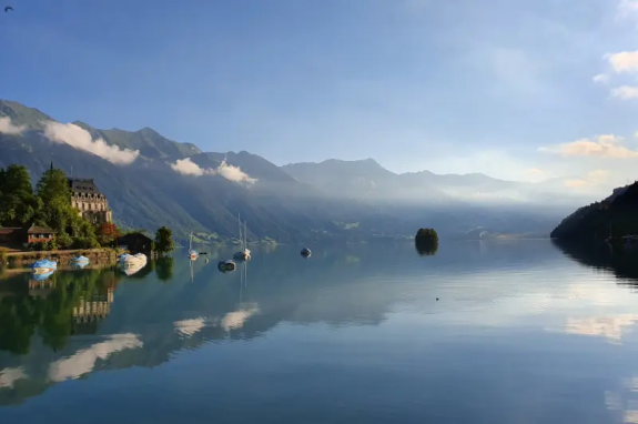 Iseltwald, das malerische Fischerdorf am Ufer des Brienzersees | Schweiz