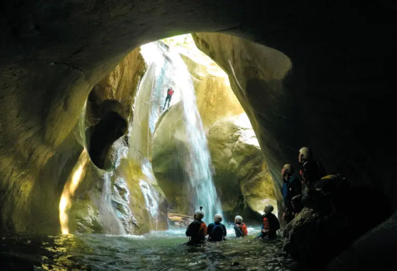 Get close to nature while canyoning around Iseltwald and Lake Brienz.